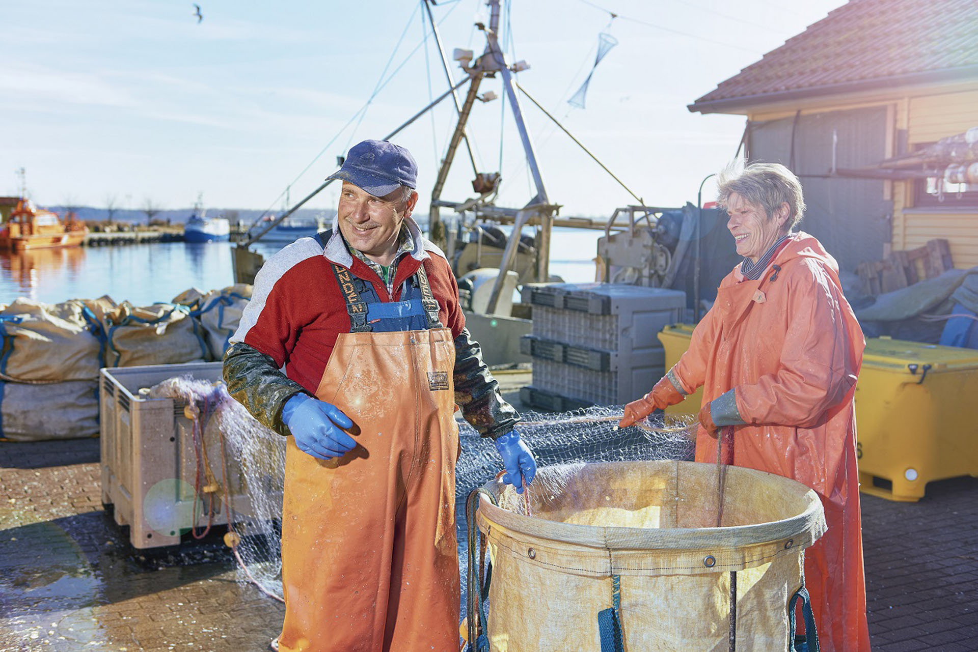 Der Fischer und die Fischerin beim Säubern der Netze.